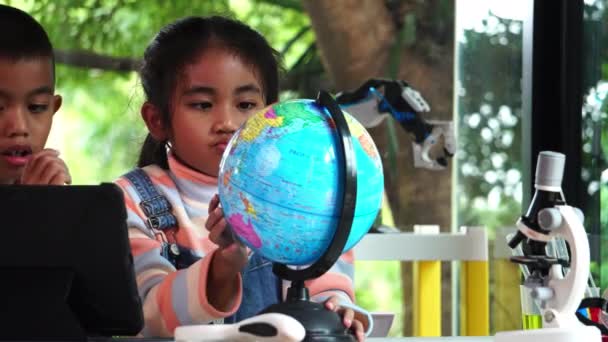아시아의 Children Inspecting — 비디오