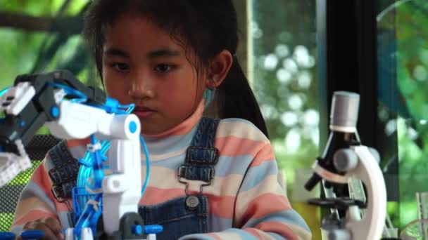 Asiatique Fille Contrôle Robot Bras Dans Secondaire — Video