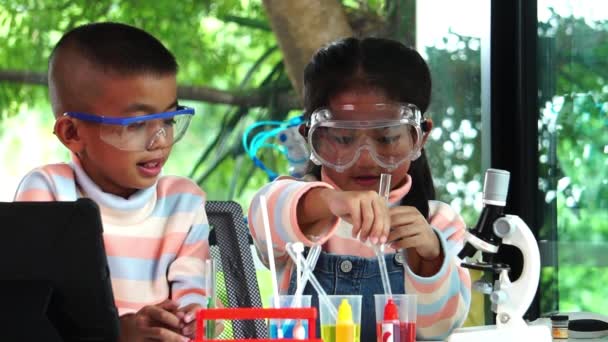 Азійські Школярі Вивчають Хімію Шкільній Лабораторії Повільний Рух — стокове відео