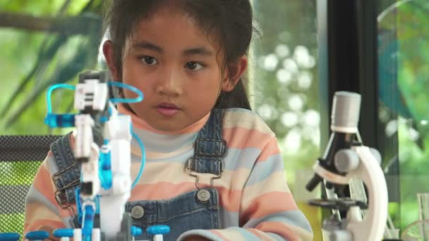 Aziatisch Meisje Controle Robot Arm Middelbare School — Stockvideo