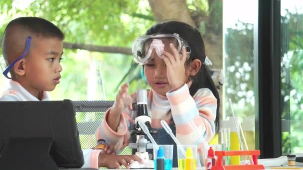 Asyalı Okul Çocukları Okulda Mikroskop Kullanarak Kimya Öğreniyorlar — Stok video
