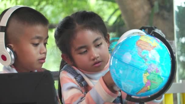 Asiáticos Niños Inspeccionando Modelo Tierra Con Una Lupa — Vídeos de Stock