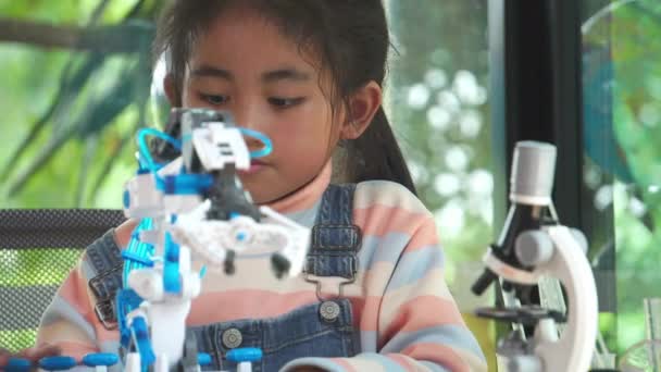 Ázsiai Lány Ellenőrzés Robot Kar Középiskolában — Stock videók