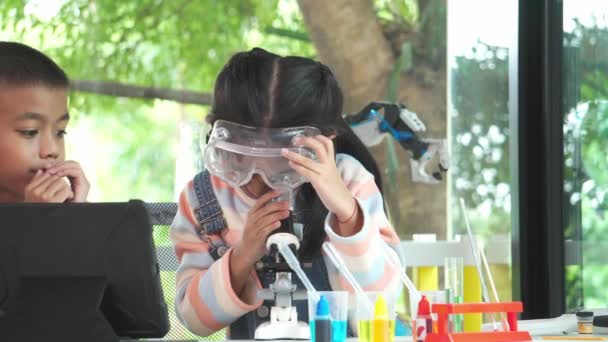 Crianças Escola Asiática Estão Aprendendo Química Usando Microscópio Laboratório Escolar — Vídeo de Stock