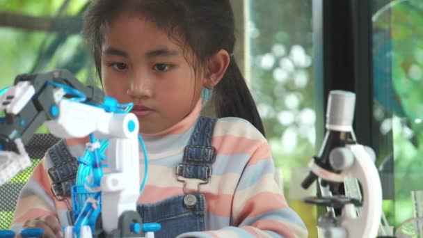 Aziatisch Meisje Controle Robot Arm Middelbare School — Stockvideo