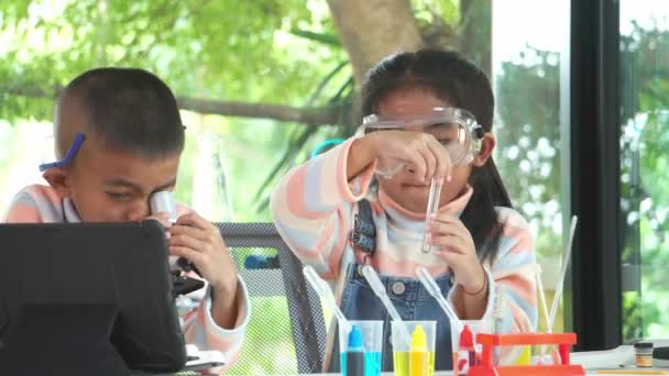 Азиатские Школьники Изучают Химию Школьной Лаборатории — стоковое видео