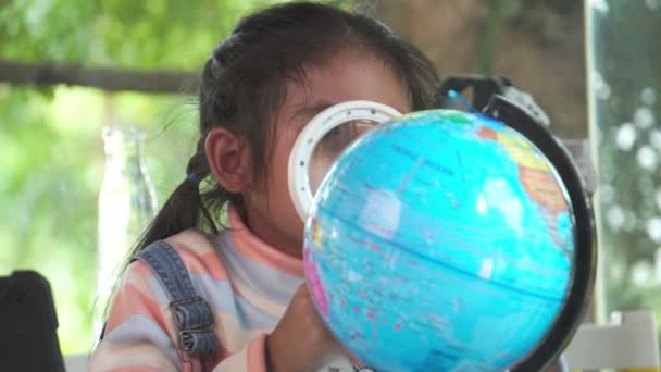 Azji Dziewczyna Inspekcja Model Ziemi Lupą — Wideo stockowe