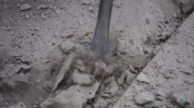 İşçi beton zemini yontuyor 