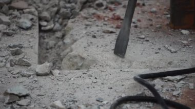 İşçi beton zemini yontuyor 