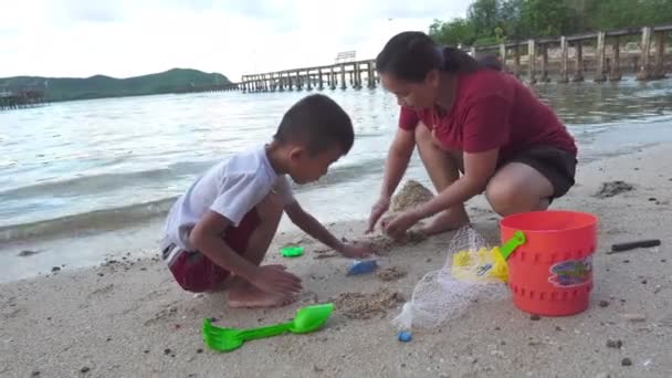 Junge Asiatische Familie Spielt Sandstrand — Stockvideo