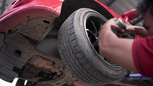 Professionell Mekaniker Enhetlig Reparation Bilen Verkstaden — Stockvideo