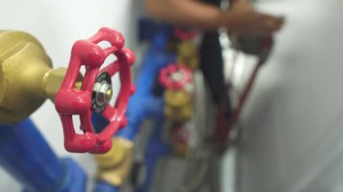 Sabit erkek teknisyen iş başında.