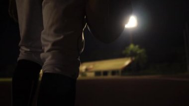 Gece stadyumda futbol topuyla Amerikan Futbolcusu 