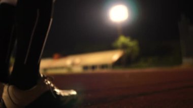 Gece stadyumda futbol topu olan Amerikalı futbolcu. Yavaş çekim 