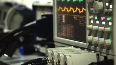 Fabrika kontrol odasında çalışan mühendis uzmanı.
