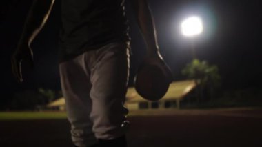 Gece stadyumda futbol topuyla Amerikan Futbolcusu 