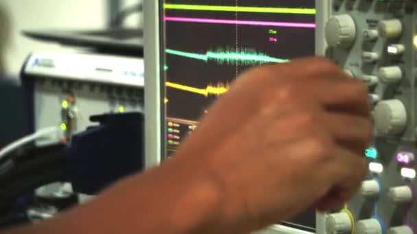 プラント制御室で働くエンジニアの専門家 — ストック動画