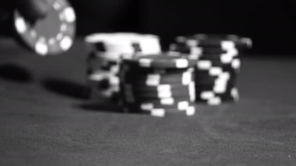 Męskie Zakłady Żetonami Zielonym Stole Pokerowym Kasynie Zbliżenie Czerń Biel — Wideo stockowe