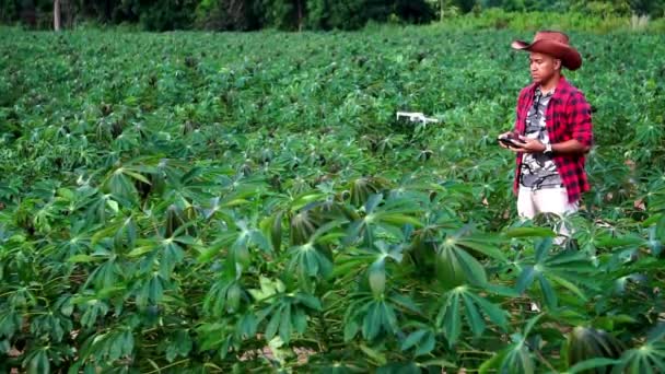 Agricultor Masculino Com Tablet Digital Controlando Tecnologia Agricultura Drone Sobre — Vídeo de Stock