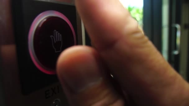 Membuka Pintu Dengan Secara Nirkabel Memindai Tangan Pemilik Rumah Sebuah — Stok Video