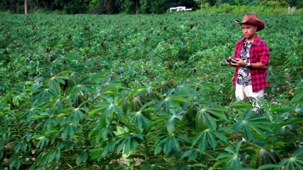Agricultor Masculino Com Tablet Digital Controlando Tecnologia Agricultura Drone Sobre — Vídeo de Stock
