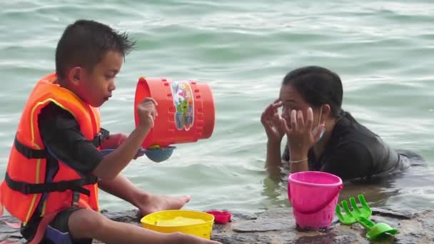 ビーチで遊ぶ若者のアジア家族 — ストック動画