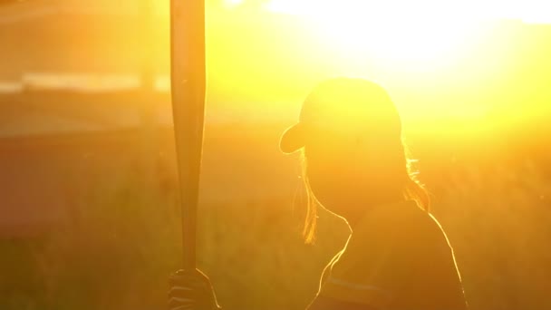 Female Softball Player Batting Ball Dengan Matahari Terbenam — Stok Video