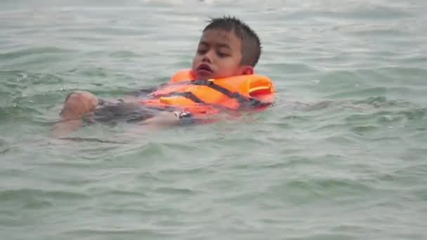 Мальчик Спасательном Жилете Играет Воде Море Неожиданная Опасность Море — стоковое видео