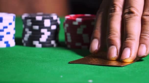 Zbliżenie Pokerzysty Kart Żetonów — Wideo stockowe
