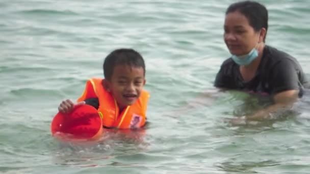 ビーチで遊ぶ若者のアジア家族 — ストック動画