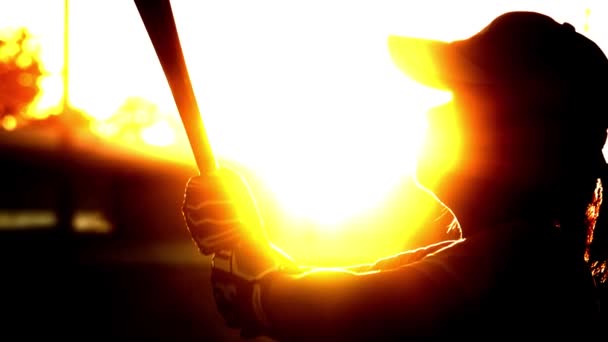 Dişi Softball Futbolcusu Gün Batımlı Vuruş Topu — Stok video