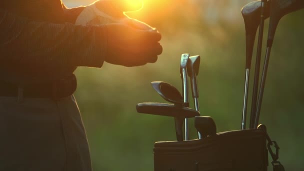 Jogador Golfe Com Paus Golfe — Vídeo de Stock