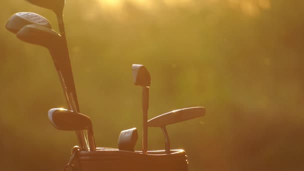 Τσάντα Γκολφ Και Golf Clubs Ηλιοβασίλεμα — Αρχείο Βίντεο