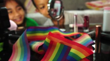 LGBT konsepti. Oğlan ve kız mutlu mesut barışıyor.. 