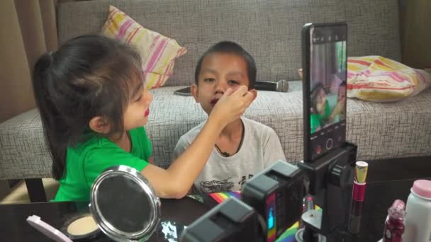 Beauty Vlogging Channel Gadis Kecil Dan Anak Laki Laki Hidup — Stok Video