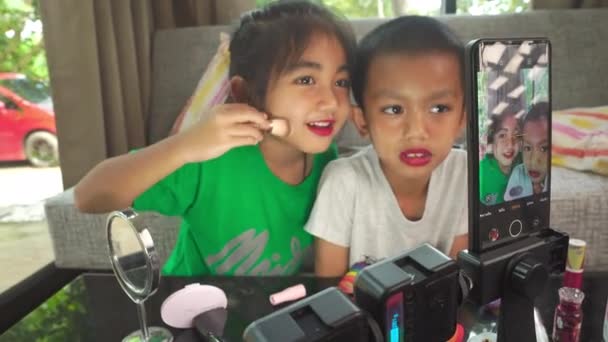 Ομορφιά Vlogging Channel Μικρό Κορίτσι Και Αγόρι Ζουν Ατμό Vlogging — Αρχείο Βίντεο