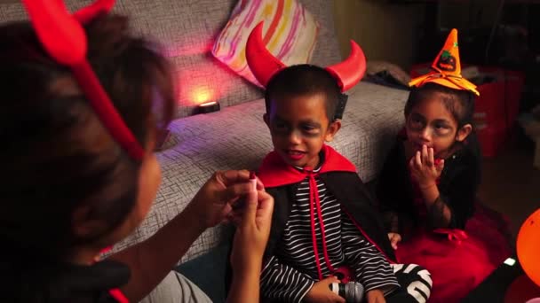 Anne Boyası Küçük Çocuk Yüz Makyajı Cadılar Bayramı Için Şeker — Stok video
