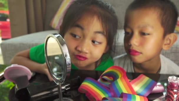 Koncepcja Lgbt Chłopiec Dziewczyna Robią Makijaż Szczęśliwy — Wideo stockowe