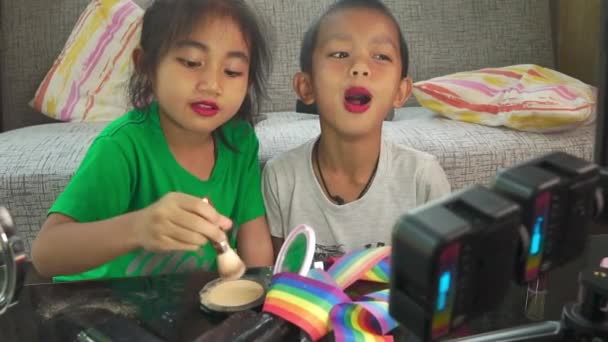 Lgbtコンセプト 男の子と女の子は幸せに構成する — ストック動画