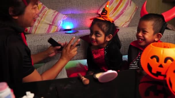 Маленький Макіяж Обличчя Застосовується Трюку Або Лікування Хеллоуїна — стокове відео
