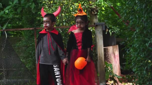Duas Crianças Vestidas Para Halloween — Vídeo de Stock