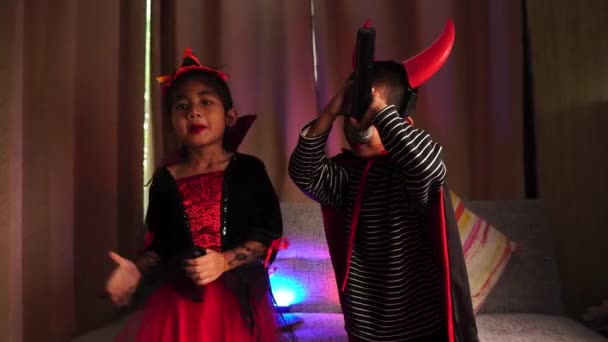 Två Barn Halloweendräkterna — Stockvideo