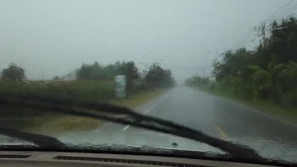 Bil Kör Genom Regndroppar Regnperioden — Stockvideo