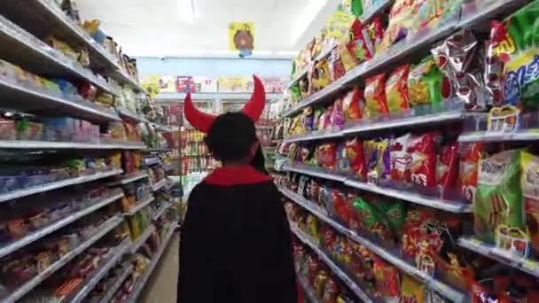 Dzieci Halloween Kostiumy Supermarkecie — Wideo stockowe