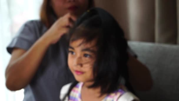 Ázsiai Anya Hogy Fonott Haja Lánya Készen Áll Iskolába — Stock videók