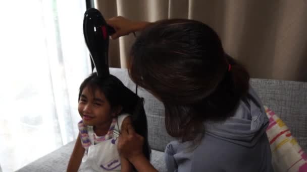 Mor Torkar Håret Till Sin Bedårande Dotter Vardagsrummet — Stockvideo