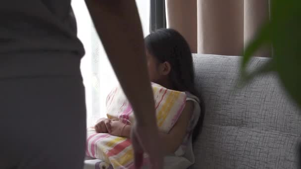 自宅で娘を慰める母 — ストック動画