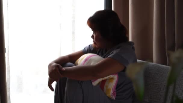自宅で母親を慰める娘と息子 — ストック動画