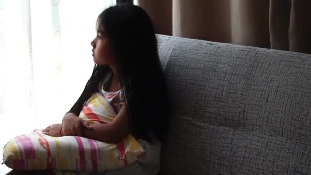 Unglückliches Mädchen Sitzt Allein Auf Sofa Und Denkt Problem — Stockvideo
