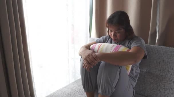 自宅で母親を慰める娘と息子 — ストック動画